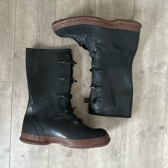 Vintage Men’s Galoshes Rain Work Boots Sz 11 Made in USA
Five buckle over shoe - Picture 1 of 9